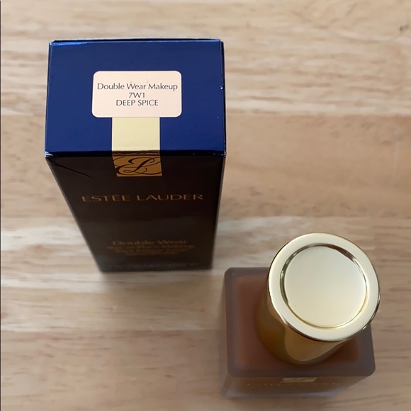 Estée Lauder foundation in 7W1: Deep Spice - Picture 4 of 5